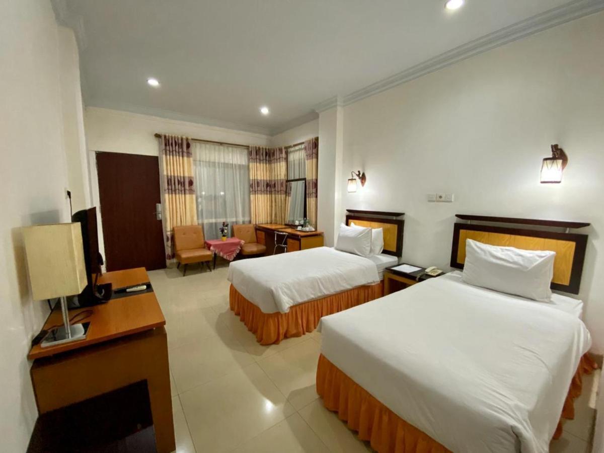 Mariani International Hotel Padang  Exterior photo