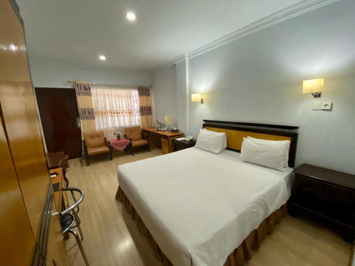 Mariani International Hotel Padang  Exterior photo