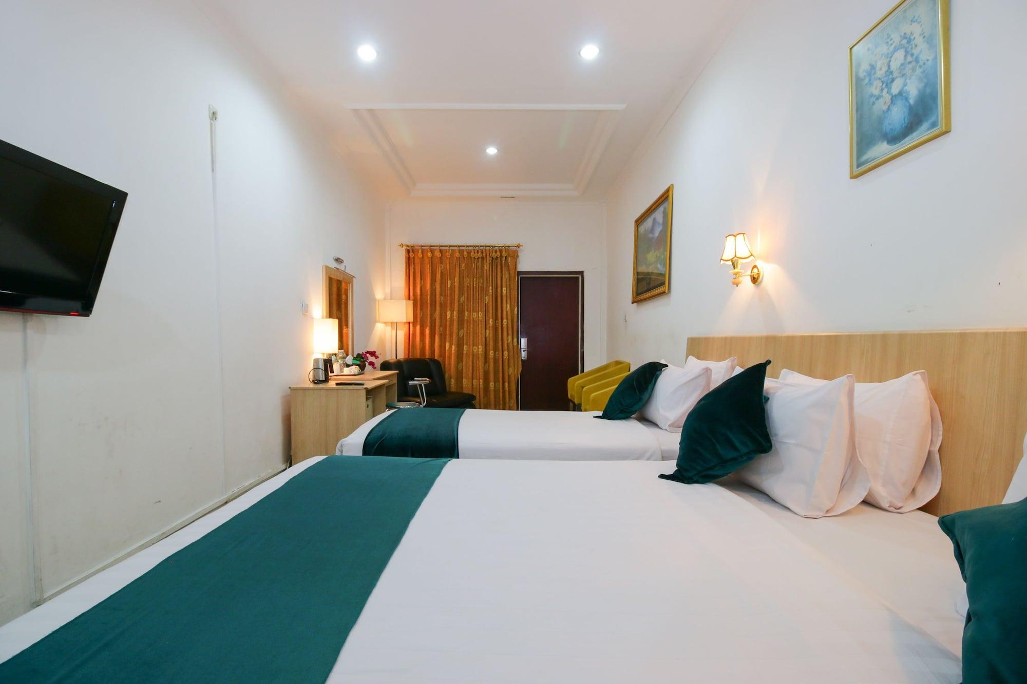 Mariani International Hotel Padang  Exterior photo