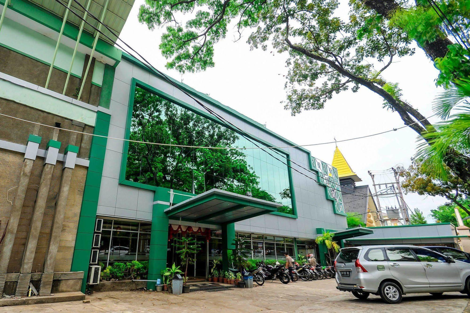 Mariani International Hotel Padang  Exterior photo