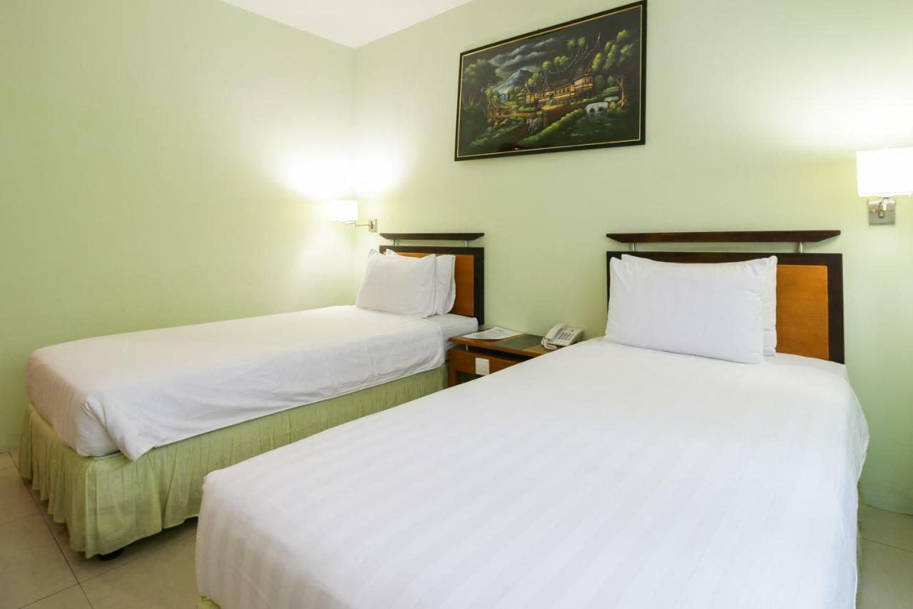 Mariani International Hotel Padang  Exterior photo