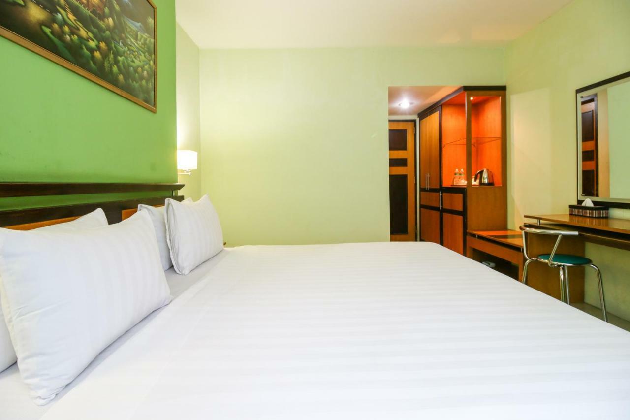 Mariani International Hotel Padang  Exterior photo